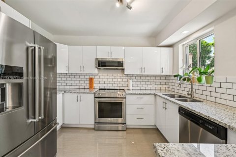 Casa en venta en Miami, Florida, 3 dormitorios, 100.06 m2 № 1849335 - foto 12
