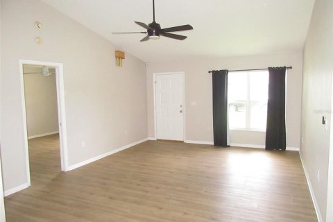 House in Port Charlotte, Florida 3 bedrooms, 114.92 sq.m. № 2378013 - photo 2