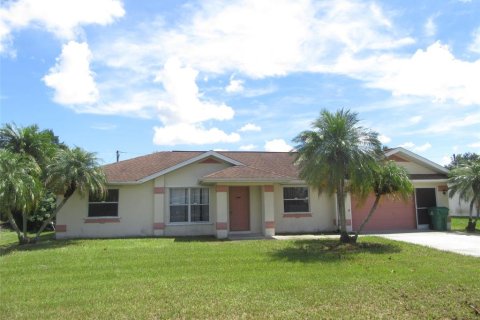 House in Port Charlotte, Florida 3 bedrooms, 114.92 sq.m. № 2378013