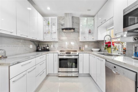 Casa en venta en Homestead, Florida, 5 dormitorios, 238.2 m2 № 1973618 - foto 2