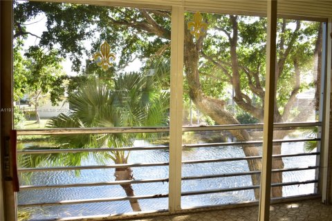 Condo in Sunrise, Florida, 2 bedrooms  № 1971924 - photo 1