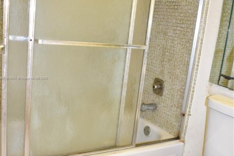 Condo in Sunrise, Florida, 2 bedrooms  № 1971924 - photo 19