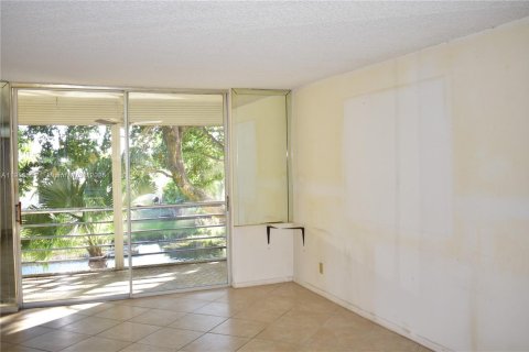 Condo in Sunrise, Florida, 2 bedrooms  № 1971924 - photo 2