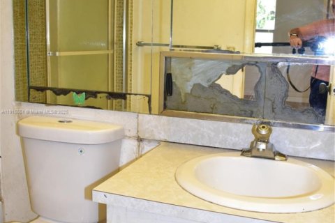 Condo in Sunrise, Florida, 2 bedrooms  № 1971924 - photo 18