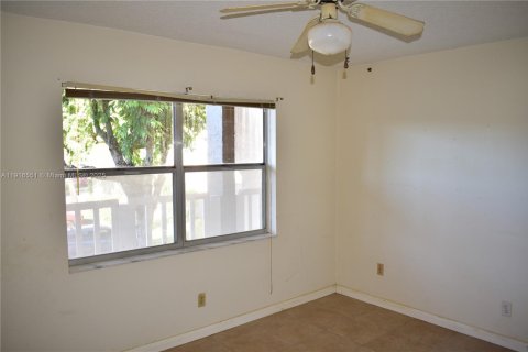Condo in Sunrise, Florida, 2 bedrooms  № 1971924 - photo 16