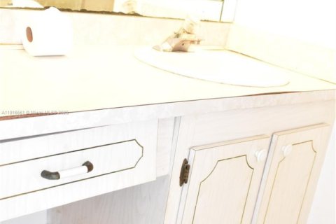 Condo in Sunrise, Florida, 2 bedrooms  № 1971924 - photo 12