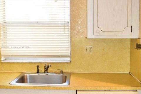 Condo in Sunrise, Florida, 2 bedrooms  № 1971924 - photo 7