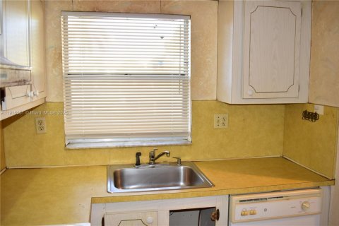 Condo in Sunrise, Florida, 2 bedrooms  № 1971924 - photo 8