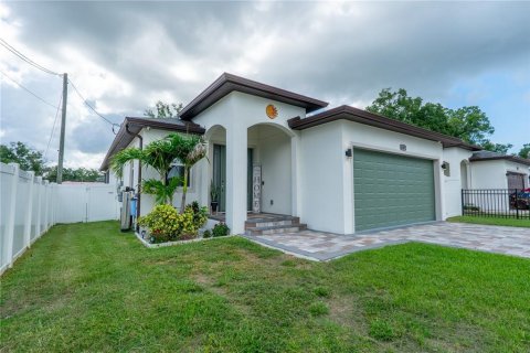 House in Tampa, Florida 3 bedrooms, 181.9 sq.m. № 2200136