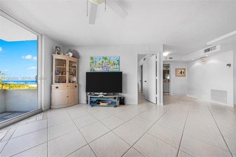 Condo in Miami Beach, Florida, 1 bedroom  № 2009774 - photo 11
