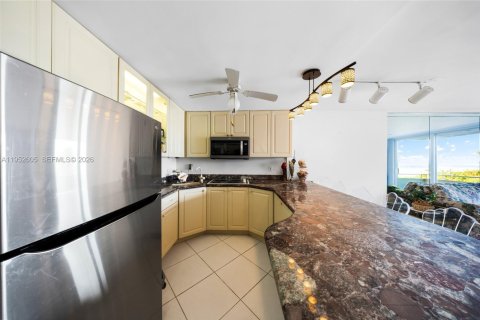 Condo in Miami Beach, Florida, 1 bedroom  № 2009774 - photo 6