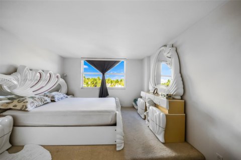 Condo in Miami Beach, Florida, 1 bedroom  № 2009774 - photo 17
