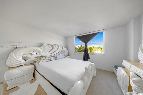 Condo in Miami Beach, Florida, 1 bedroom  № 2009774 - photo 18
