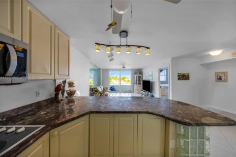 Condo in Miami Beach, Florida, 1 bedroom  № 2009774 - photo 5