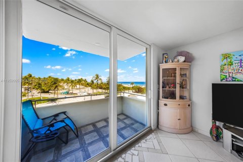 Condo in Miami Beach, Florida, 1 bedroom  № 2009774 - photo 3