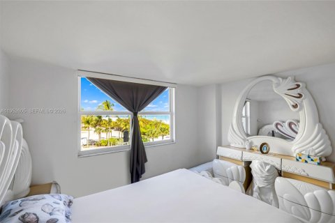 Condo in Miami Beach, Florida, 1 bedroom  № 2009774 - photo 16