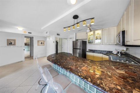 Condo in Miami Beach, Florida, 1 bedroom  № 2009774 - photo 8