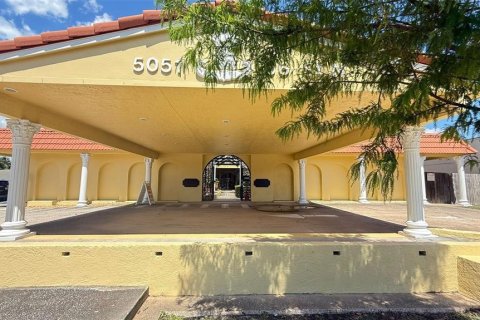 Commercial property in Saint Petersburg, Florida 868.91 sq.m. № 1800590 - photo 2