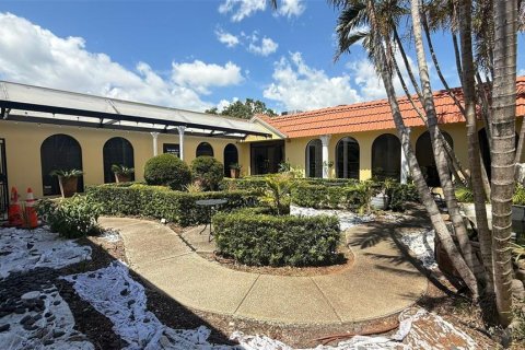 Commercial property in Saint Petersburg, Florida 868.91 sq.m. № 1800590 - photo 9