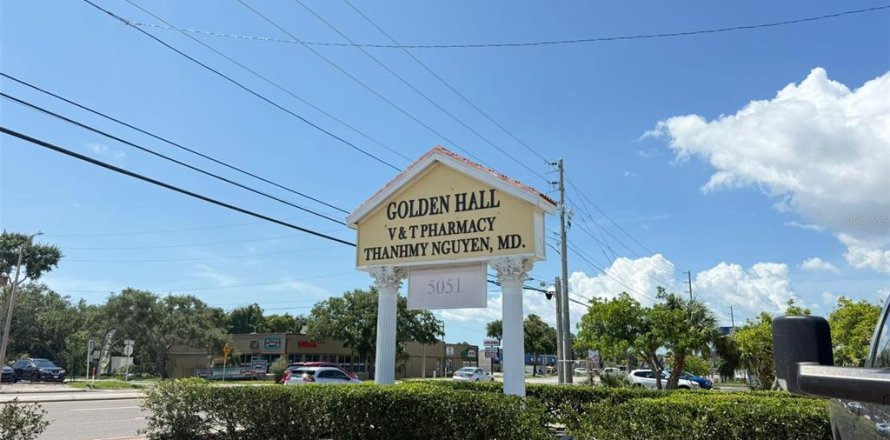 Commercial property in Saint Petersburg, Florida 868.91 sq.m. № 1800590
