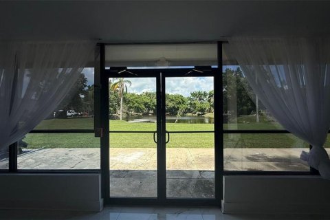 Commercial property in Saint Petersburg, Florida 868.91 sq.m. № 1800590 - photo 13