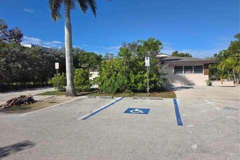Propiedad comercial en Punta Gorda, Florida 2 dormitorios, 109.81 m2 № 2166560