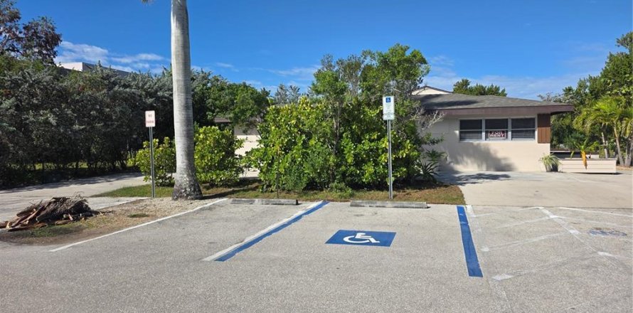 Propiedad comercial en Punta Gorda, Florida 2 dormitorios, 109.81 m2 № 2166560