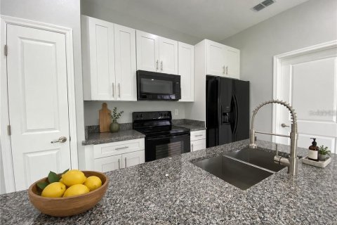 House in Lakeland, Florida 3 bedrooms, 117.43 sq.m. № 2416929 - photo 3