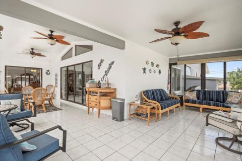 House in Hernando Beach, Florida 5 bedrooms, 162.67 sq.m. № 1846417 - photo 25