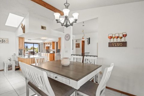 House in Hernando Beach, Florida 5 bedrooms, 162.67 sq.m. № 1846417 - photo 9