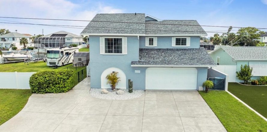 House in Hernando Beach, Florida 5 bedrooms, 162.67 sq.m. № 1846417