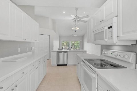 Condo in Bradenton, Florida, 2 bedrooms  № 2210001 - photo 11
