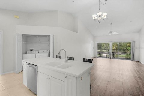 Condo in Bradenton, Florida, 2 bedrooms  № 2210001 - photo 9