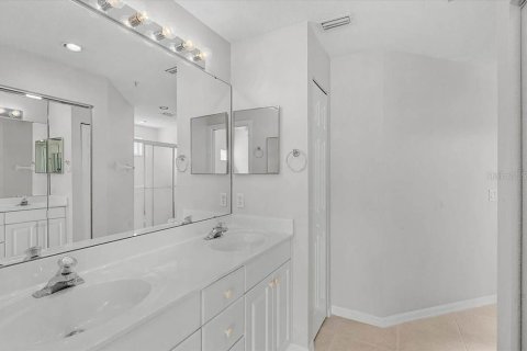 Condo in Bradenton, Florida, 2 bedrooms  № 2210001 - photo 23