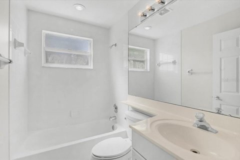 Condo in Bradenton, Florida, 2 bedrooms  № 2210001 - photo 18