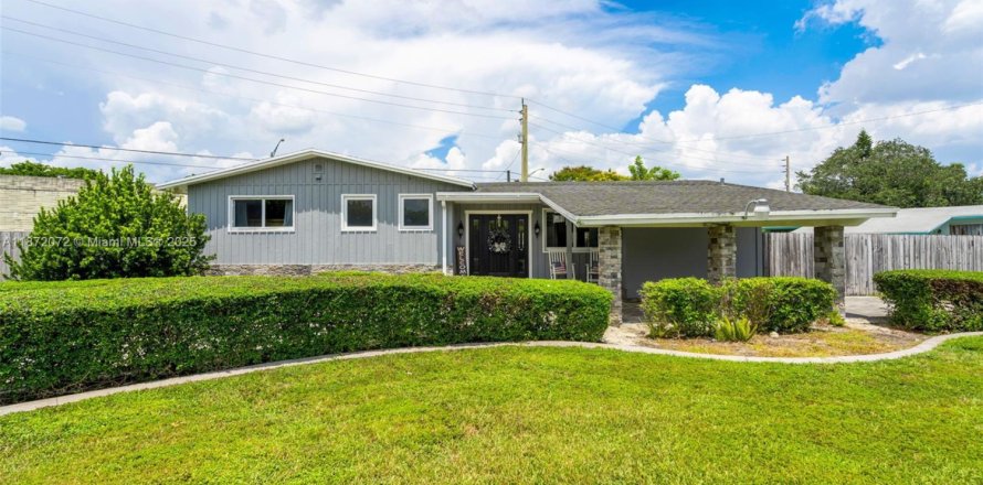 House in Cooper City, Florida 3 bedrooms, 140.75 sq.m. № 1898162