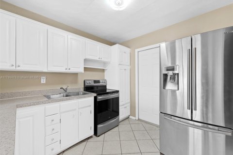 House in Pompano Beach, Florida 3 bedrooms, 111.02 sq.m. № 1871287 - photo 6