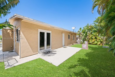 House in Pompano Beach, Florida 3 bedrooms, 111.02 sq.m. № 1871287 - photo 10