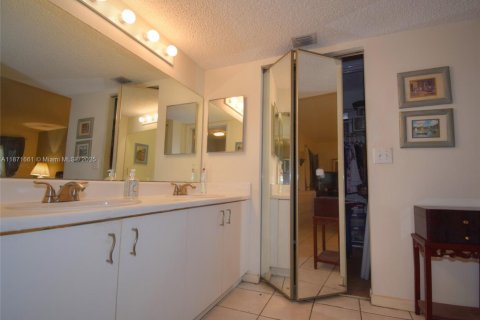Condo in Pembroke Pines, Florida, 2 bedrooms  № 1920114 - photo 19