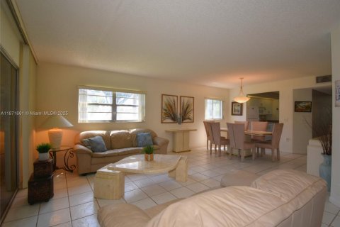 Condo in Pembroke Pines, Florida, 2 bedrooms  № 1920114 - photo 13