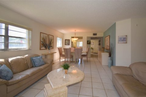 Condo in Pembroke Pines, Florida, 2 bedrooms  № 1920114 - photo 10