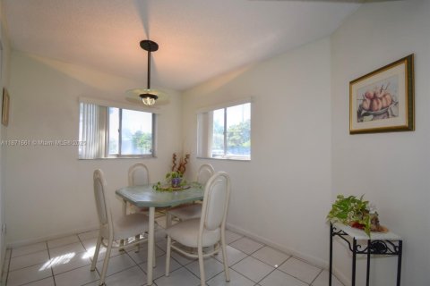 Condo in Pembroke Pines, Florida, 2 bedrooms  № 1920114 - photo 5