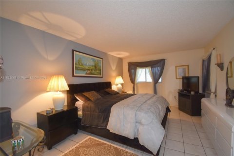 Condo in Pembroke Pines, Florida, 2 bedrooms  № 1920114 - photo 17