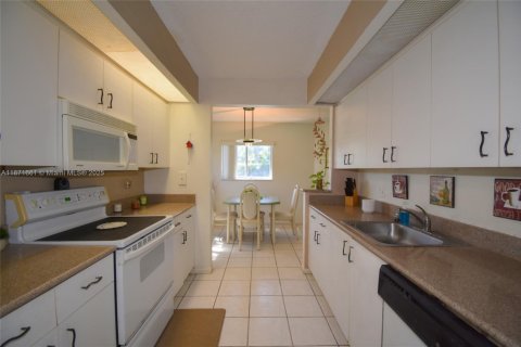 Condo in Pembroke Pines, Florida, 2 bedrooms  № 1920114 - photo 7