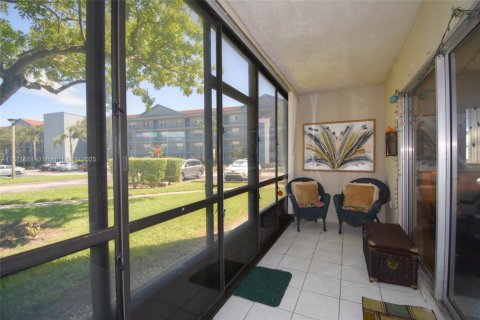 Condo in Pembroke Pines, Florida, 2 bedrooms  № 1920114 - photo 15