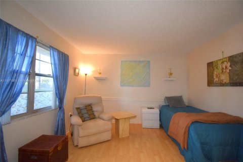 Condo in Pembroke Pines, Florida, 2 bedrooms  № 1920114 - photo 22