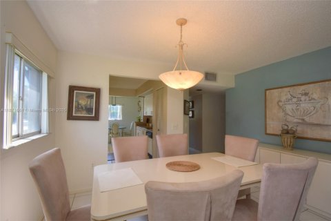 Condo in Pembroke Pines, Florida, 2 bedrooms  № 1920114 - photo 9