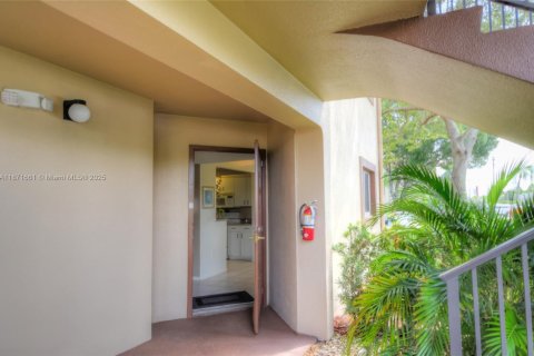 Condo in Pembroke Pines, Florida, 2 bedrooms  № 1920114 - photo 3