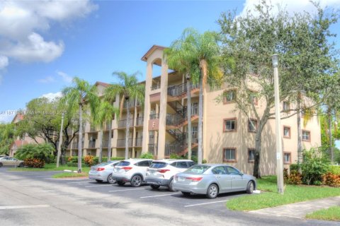 Condo in Pembroke Pines, Florida, 2 bedrooms  № 1920114 - photo 2