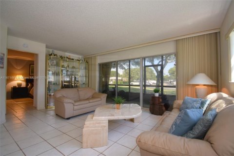 Condo in Pembroke Pines, Florida, 2 bedrooms  № 1920114 - photo 12